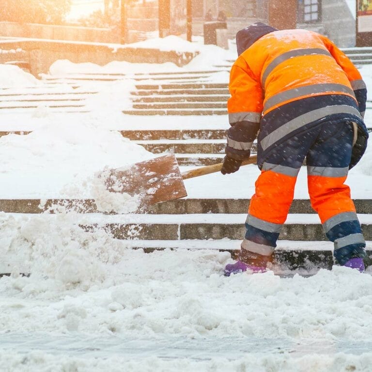 In Schulen und Kindergärten ist es im Winter besonders wichtig, für Sicherheit zu sorgen. Schnee und Eis können große Gefahren für Kinder, Eltern und Lehrkräfte darstellen. 